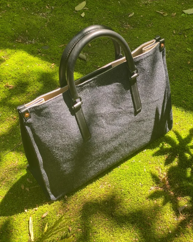【 Handbag《BELLMAN》 】
（ IZUMO DENIM×NARUHIKO UCHIDA IZUMO ）

1970年代のアメリカデニムをオマージュした《出雲デニム》の『生機デニム』とアメリカ産《ホーウィン社》の『クロムエクセルレザー』を使用したアメリカンテイストなデザインのバッグです。
『クロムエクセルレザー』は元々ワークブーツ用に作られた革で重厚感のある独特なエイジングが楽しめるアメリカンレザーです。
アメリカンカジュアルの中にも、どこか品のある大人のデニム&レザーのハンドバッグです。

#草菴 #アメガジ #クロムエクセル #デニム #ヴィンテージ #naruhikouchida #出雲
