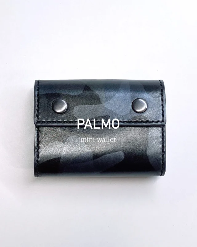 【PALMO】　mini wallet

【PALMO】はイタリア語で『手のひら』という意味です。
その名の通り、手のひらサイズのとてもコンパクトな三つ折り財布です。
革はイタリア産ラ・ペルラ・アズーラ社（La Perla Azzurra）のエルヴァケーロ（El Vaquero）を採用。
オイルをたっぷり含んだベジタブルタンニンレザーなので、とても深みのある香りと、味わい深いエイジングを楽しめる、イタリアの上質なレザーです。
個体によって迷彩柄が異なり、一点物の財布というのも魅力の１つです。
全て手作業、手縫いで仕立てております。ただの物ではなく、職人の手掛けた『作品』として楽しんで頂ければ幸いでございます。
気になる方はお気軽にお問い合わせ下さいませ。

#コンパクト財布 
#ミニ財布 
#財布 
#三つ折り財布 
#草菴 
#出雲 
#naruhikouchida