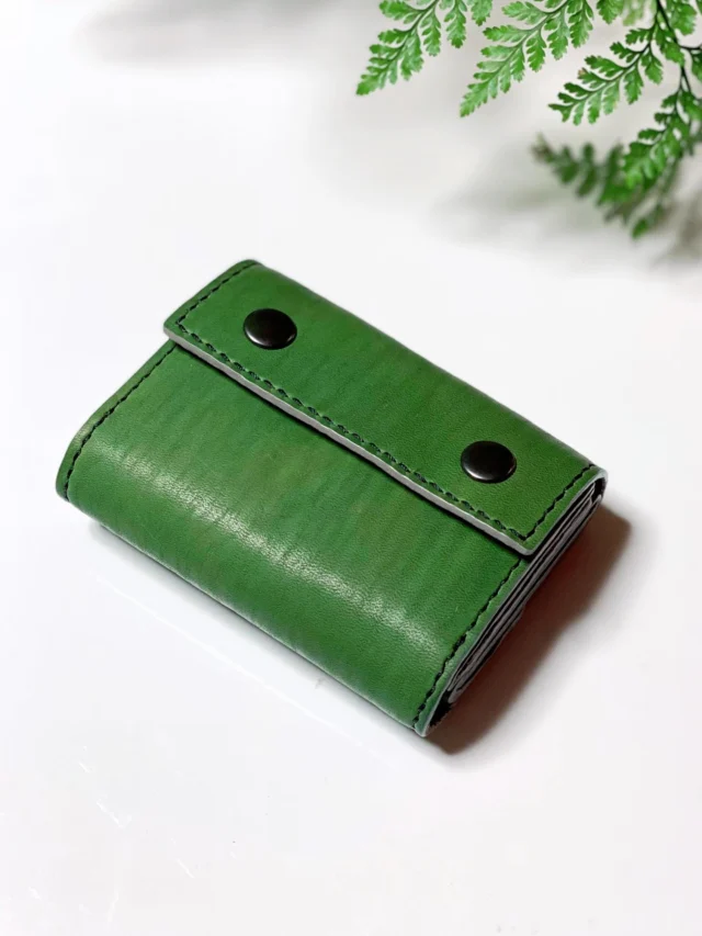 【PALMO】mini wallet

出雲の中心部にそびえる、
『三瓶山（さんべさん）』をイメージした
美しいグリーンの島根和牛革を使った、
コンパクト財布
【PALMO（パルモ）】です。

#出雲 
#島根和牛 
#三瓶山 
#財布 
#草菴 
#naruhikouchida 
#souanstyle