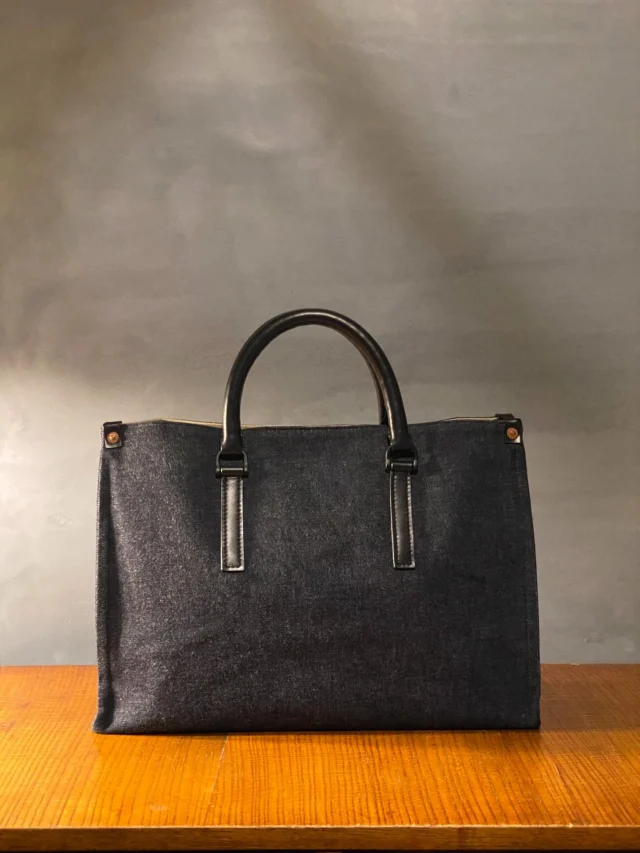 『IZUMO DENIM × NARUHIKO UCHIDA』　《Bell Man》

出雲にある、デニムブランド『IZUMO DENIM』と
コラボレーションさせて頂いた、湯宿草菴限定のハンドバッグです。

『IZUMO DENIM』は、1970年代アメリカンデニムをオマージュしたデニムブランドです。《生機デニム》という毛羽だった
生地が特徴的で、ヴィンテージ感漂う独特なデニムです。

革は、アメリカンレザーの『クロムエクセル/Chromexcel』
を採用しました。クロムエクセルは、元々アメリカの労働者が
履くワークブーツ用に作られた『茶芯』といわれる革です。
使っていくうちに、傷が付いたり、表面が擦れることで茶色地が出てきて、経年変化がとても楽しい革です。

職人が手仕事でひとつひとつ丁寧に仕立てており、作り手達の拘りと熱い想いの込められた湯宿草菴限定の特別なバッグ
となっております。

今後、草菴セレクトショップ『souanstyle』の公式オンラインショップにて販売も予定しております。

たくさんの方々に手に取っていただき、バッグが語る
ストーリーや、エイジングを楽しんでいただきたいです。

#デニム 
#ヴィンテージ
#出雲デニム
#アメリカンヴィンテージ
#アメカジ
#アメリカンレザー
#クロムエクセル
#ヴィンテージバッグ
#デニムバッグ
#出雲
#草菴
#souanstyle