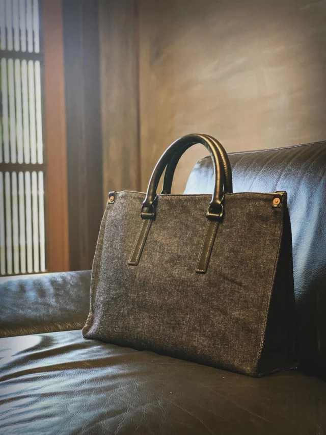 『NARUHIKO UCHIDA × IZUMO DENIM』　《Bell Man/handbag》

ヴィンテージ感漂う《生機デニム》と、
重厚感のある《クロムエクセルレザー》が織りなす、
外し過ぎない上質な、大人カジュアルスタイルのハンドバッグに仕上げました。

使う程に変化するエイジング（経年変化）も、旅の楽しみになることでしょう。

こちらの、《クロムエクセルレザー》のバッグは、実店舗でのみ販売致しております。
「湯宿草菴」のお電話やメール、Instagramのメッセージなどで
予約注文も承りますので、お気軽にお問い合わせ下さいませ。

《国産レザー》を使用した、カジュアルなデザインの
デニムバッグは、souan style 公式オンラインショップにて
販売を開始致しました！
ご興味のある方は、是非ご覧下さいませ。

《Bell Man/Chromexcel》　¥72,980（税込）

《国産レザー》　¥43,800（税込）（※オンラインショップ価格）