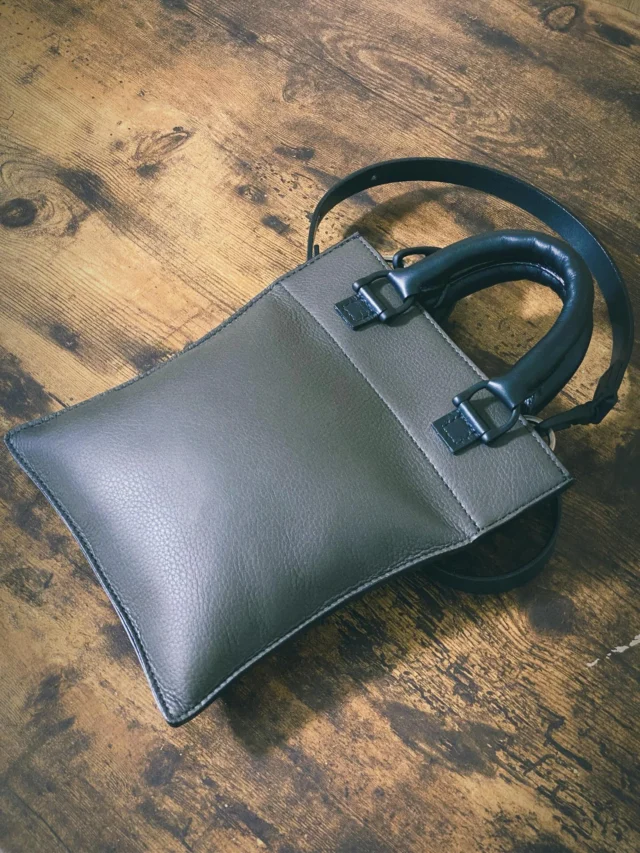 『cuscino/クシノ』《shoulder bag》

『cuscino』はイタリア語で、『クッション』という意味です。
クッションをモチーフにした、特徴的なデザインのバッグで、
コンパクトでありながらも、お出かけに必要な最低限の物は余裕で入ります。

こちらの革は、同じ素材を仕入れることができない為、一点物となっておりますので、ご興味のある方はお気軽にお問い合わせ下さいませ。