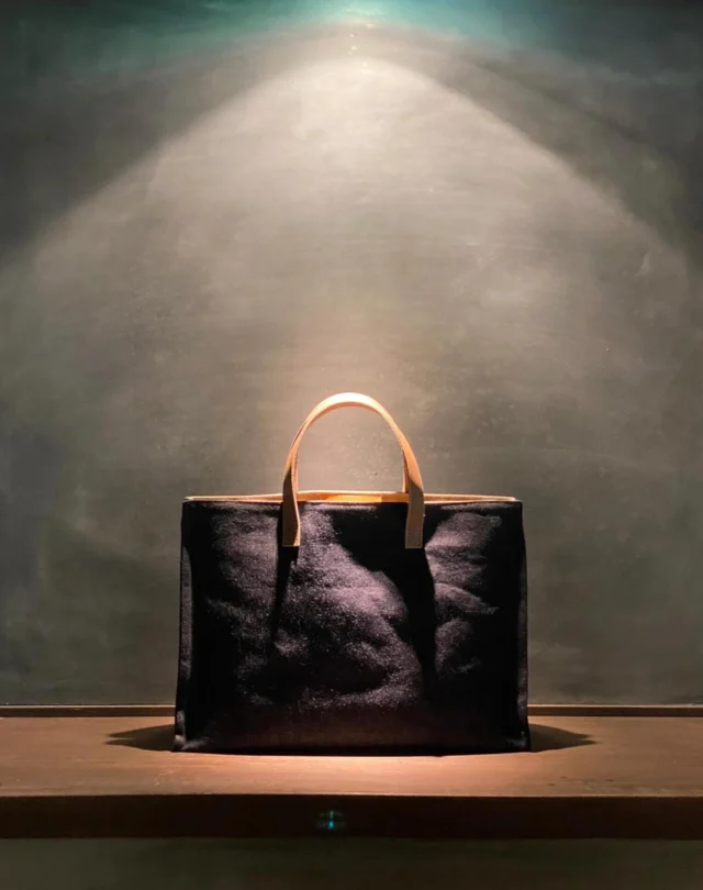 『NARUHIKO UCHIDA × IZUMO DENIM』　
《Bell Man/handbag》

ヴィンテージ感漂う《生機デニム》と、日本産の本革の組み合わせが、外し過ぎない上質な大人カジュアルスタイルを演出しております。

使う程に変化するエイジング（経年変化）も、旅の楽しみになることでしょう。

アメリカ産レザー《クロムエクセルレザー》のバッグは、実店舗でのみ販売致しております。
「湯宿草菴」のお電話やメール、Instagramのメッセージなどで
予約注文も承りますので、お気軽にお問い合わせ下さいませ。

《国産レザー》を使用した、カジュアルなデザインの
デニムバッグは、souan style 公式オンラインショップにて
販売を開始致しました！
ご興味のある方は、是非ご覧下さいませ。

《アメリカンレザー/Chromexcel》　¥72,980（税込）

《国産レザー》　¥43,800（税込）（※オンラインショップ価格）