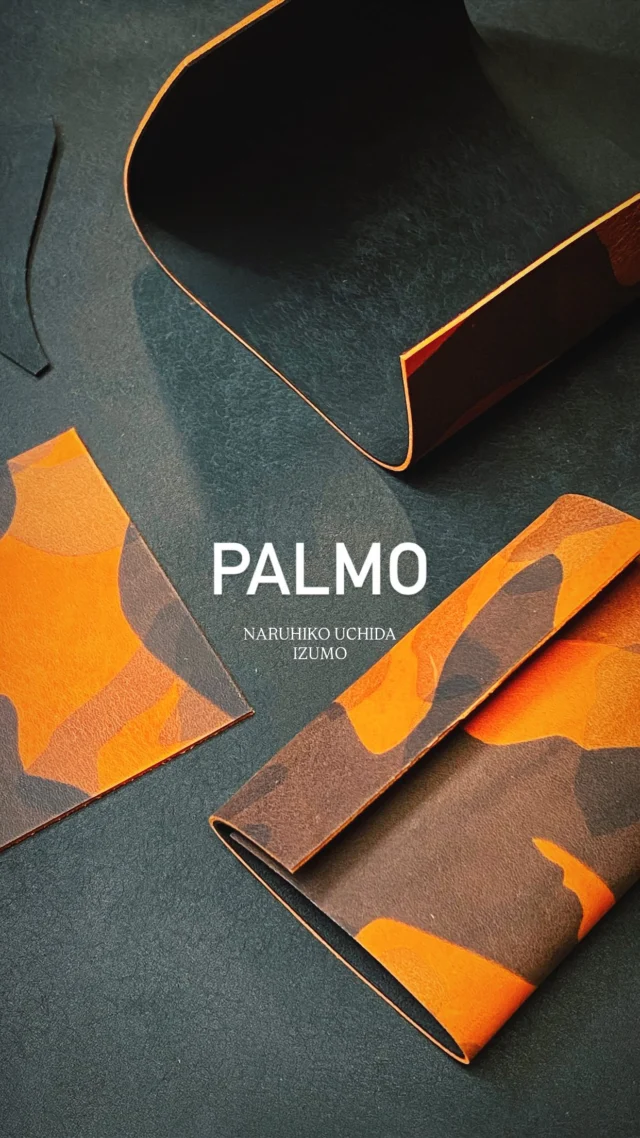 New order！

手のひらサイズのミニ財布《PALMO/パルモ》。
『パルモ』は、イタリア語で
『手のひら』という意味です。

その名の通り、手のひらサイズの
とてもコンパクトな三つ折り財布です。

素材は、『El Vaquero/エルヴァケーロ』という
イタリア産のベジタブルタンニンレザーで、
使う程に艶が出て、しっかりとエイジングを
楽しむことができる革です。
植物性オイルがたっぷりと含まれているので、
深みのある上質な香りがするのも
特徴のひとつです。

この度は、女性の方からの注文です！
エルヴァケーロのオレンジは
発色も綺麗で、とてもカッコ良いですね！

職人拘りの、コンパクト財布です。